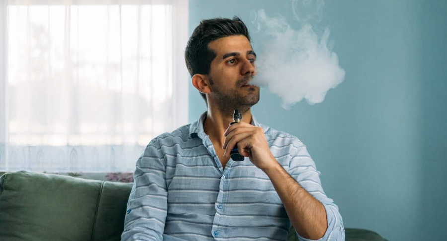 hombre vapeando getty images